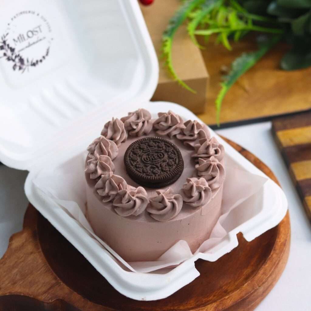 Chocolate Oreo bento cake with swirls piping