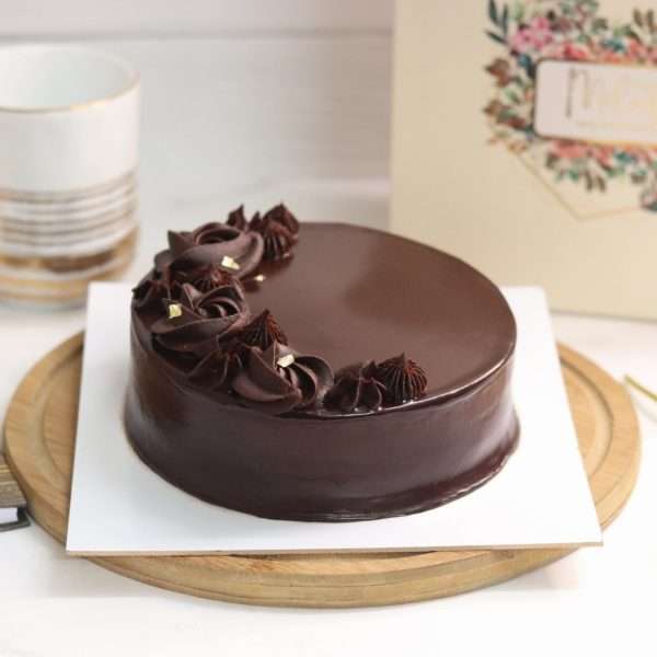 Chocolate cake with floral piping