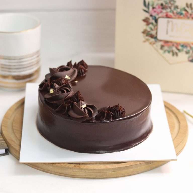 Chocolate cake with floral piping