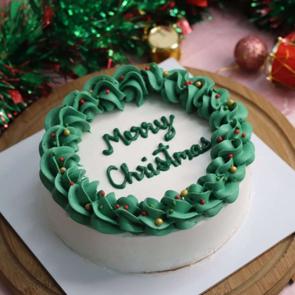 christmas cake with green piping